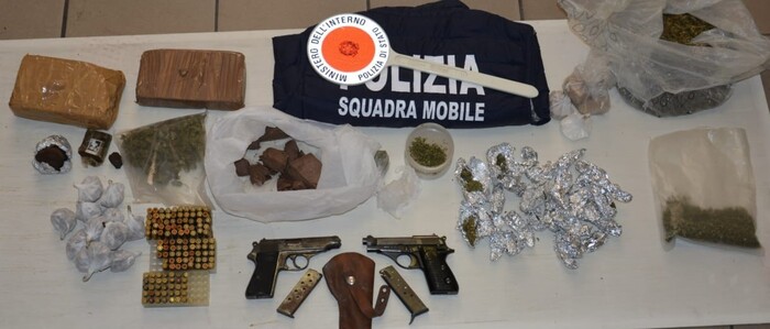 Droga e armi sequestrate a Crotone, arrestato un 19enne