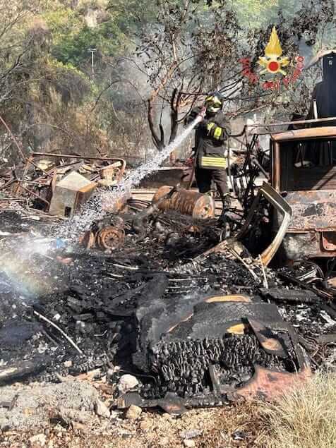 Esplodono bombole deposito abusivo, feriti lievi 2 vigili del fuoco