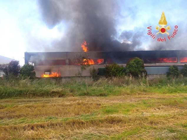 Montalto Uffugo: incendio in un capannone adibito a deposito di mobili