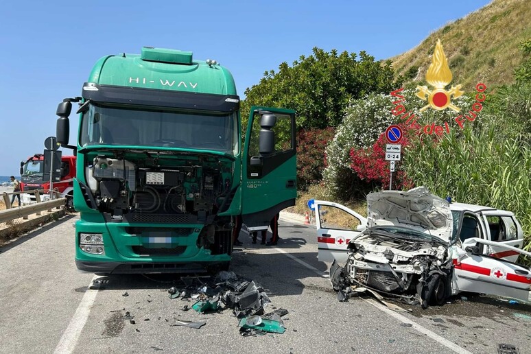 Auto contro camion, feriti 5 volontari della Croce rossa