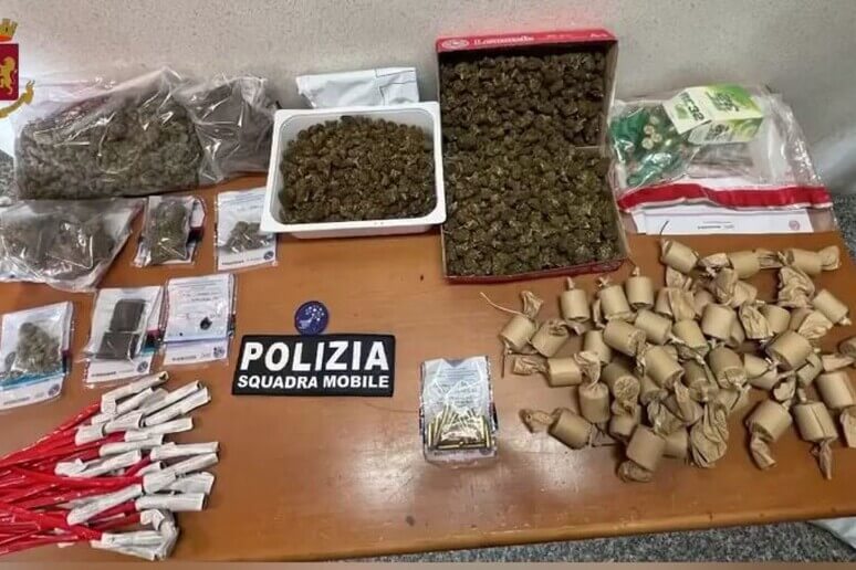 Bombe carta e 4 chili di marijuana trovati nel Vibonese