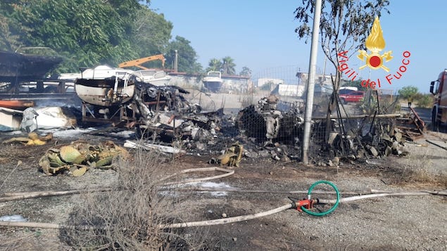 Catanzaro Lido: in fiamme imbarcazioni all'interno di un rimessaggio