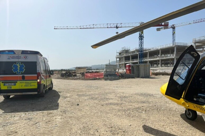 Incidenti lavoro: operaio 61enne cade in cantiere, è grave