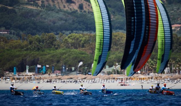 Mondiali di kitesurf Formula Kite U21: in testa Maximilian Maeder