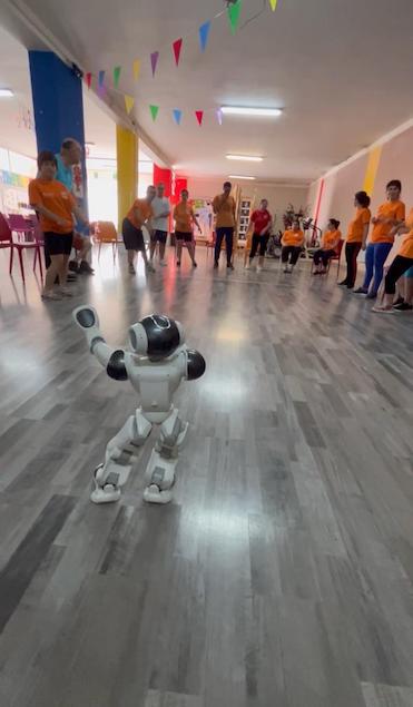 Il robot NAO del Polo Rambaldi ospite dai ragazzi della Lucky Friends