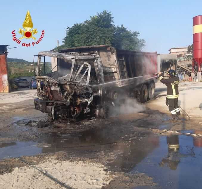 Roccabernarda (KR). Incendio in un'azienda edile, distrutti alcuni mezzi