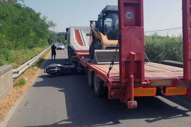 Scontro auto camion, morto un ventenne nel cosentino