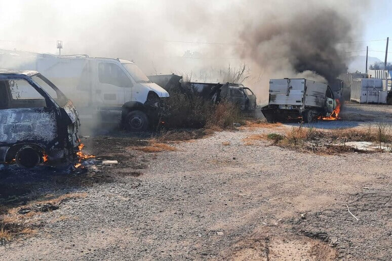 Siderno (RC): Distrutti da un incendio 10 mezzi per raccolta rifiuti