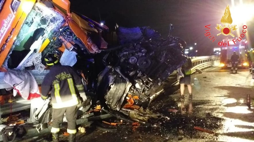 Tir carico di angurie si ribalta sulla A2, ferito il conducente