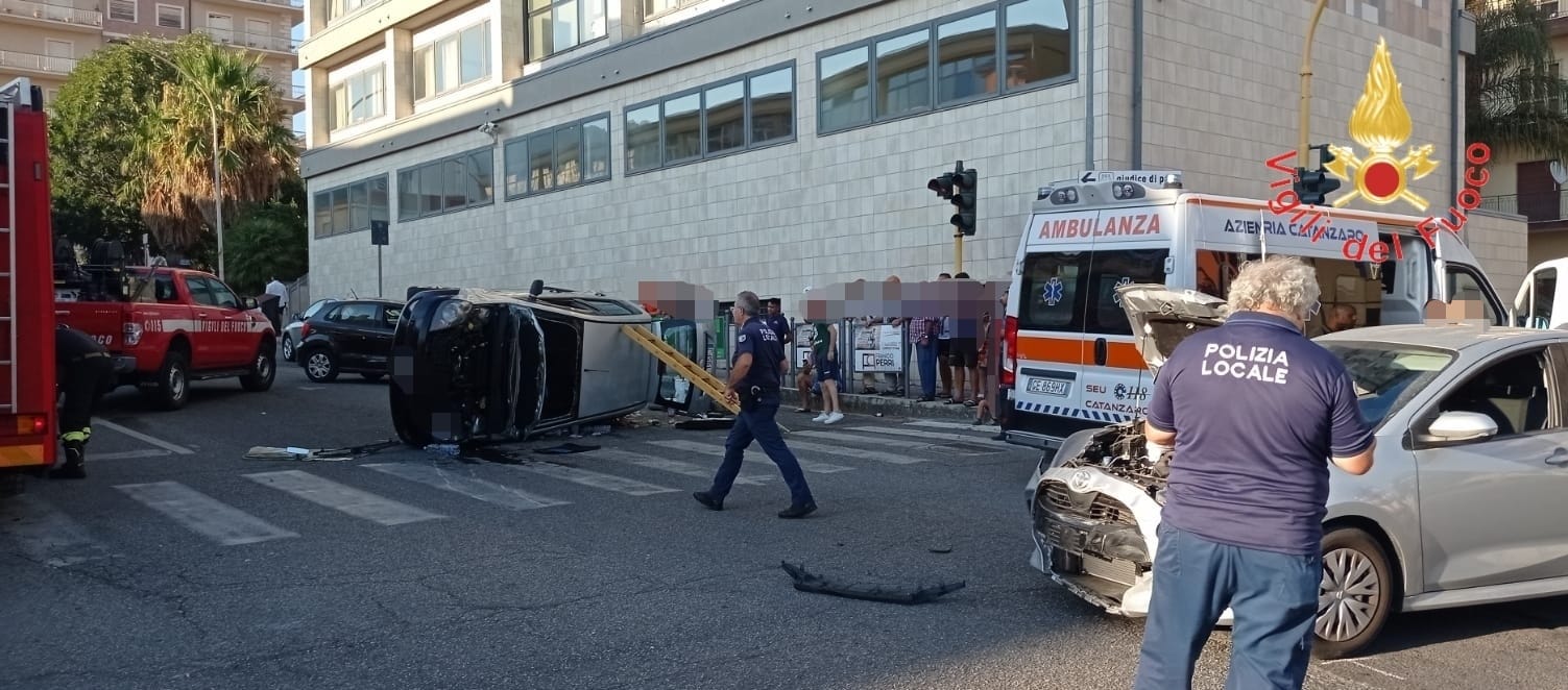 Lamezia Incidente Stradale Allincrocio Tra Via Nicotera E Da Vinci Un Ferito