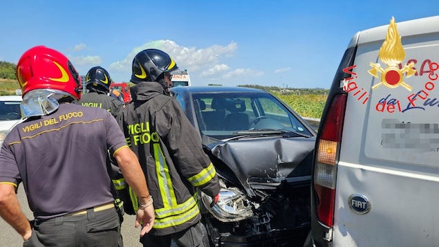 Incidente stradale sulla SS107 uscita nord di Crotone, due feriti