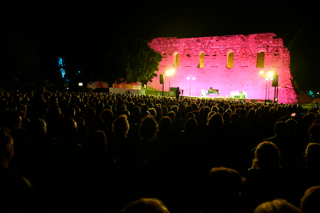 Il Jazz di Stefano Bollani e Trilok Gurtu al parco Scolacium incanta il pubblico di Armonie D'arte