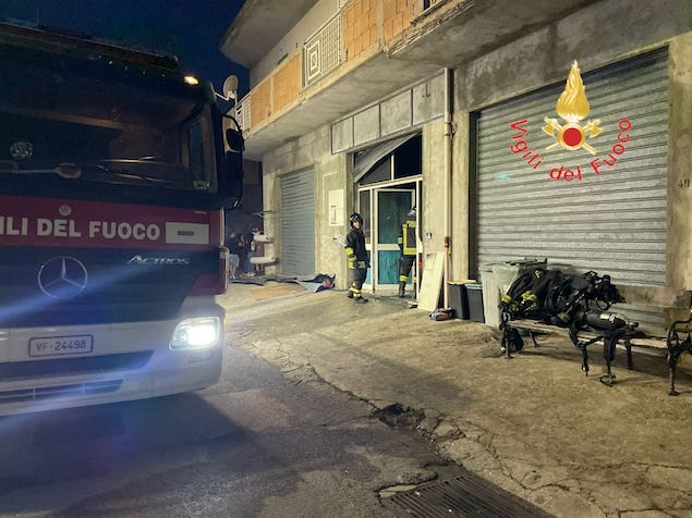 Magisano (CZ). In fiamme attività commerciale, nessun ferito