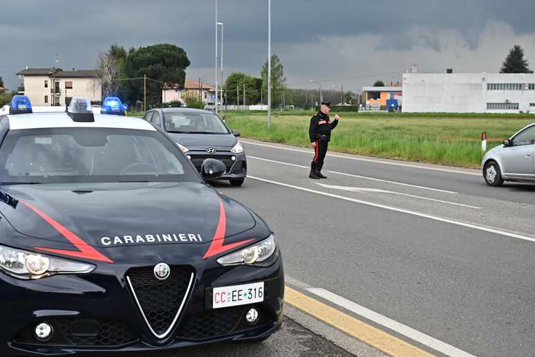 Perde controllo auto che finisce fuori strada, morto ventenne