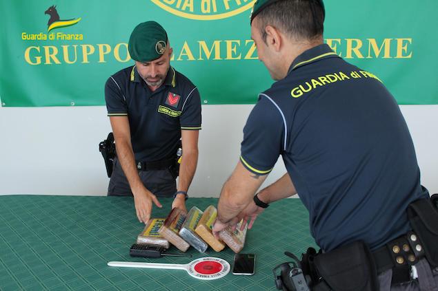 Svincolo A2 Falerna. Fermato autocarro con 5 panetti di cocaina