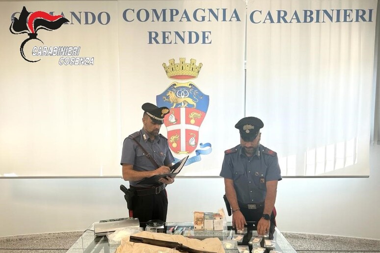 Avevano armi e droga, arrestati 56enne e il figlio