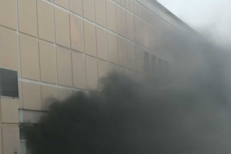 Corigliano Rossano. Incendio in un centro commerciale, paura ma nessun ferito