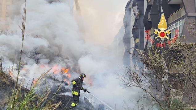 Catanzaro. In fiamme grossi quantitavi di rifiuti in viale Isonzo