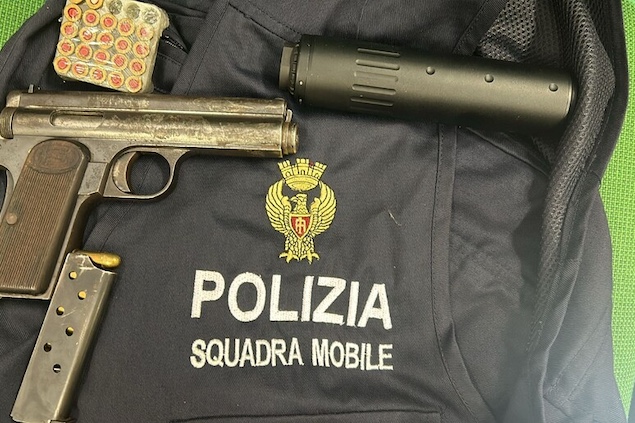 Pistola con silenziatore e 1,7 kg di marijuana trovati a Cosenza