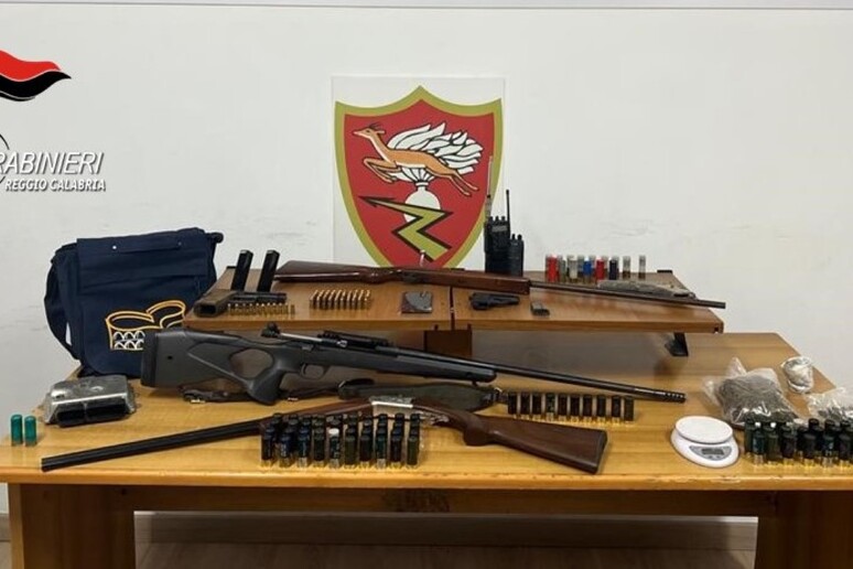 Armi e droga tra rifiuti, trovate e sequestrate a Reggio Calabria