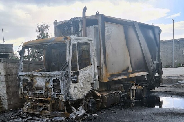 Camion nettezza urbana in fiamme a Cetraro, si sospetta dolo
