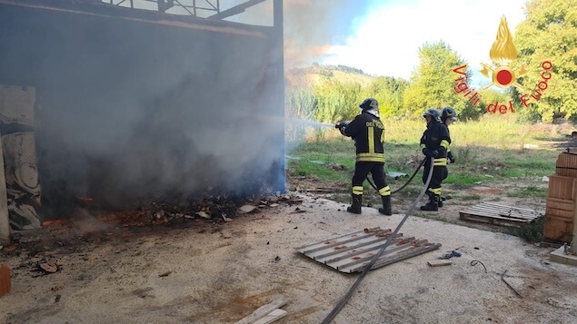 Catanzaro. Incendio in un deposito di materiale edile, intervento dei vigili del fuoco