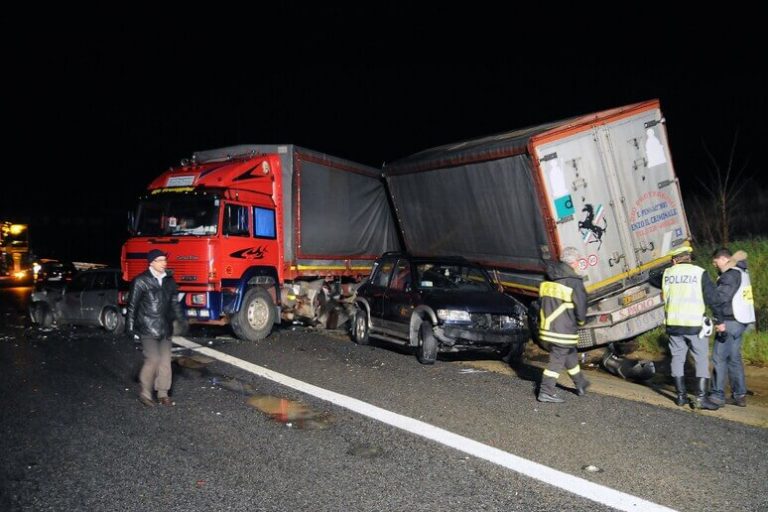 Incidenti Stradali: Camion Tampona Due Auto Su A2, Un Morto