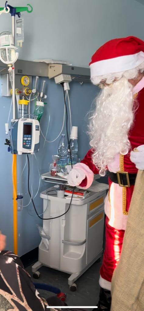 L’Albero dei Desideri e il suo Babbo Natale in corsia all’ospedale di Lamezia