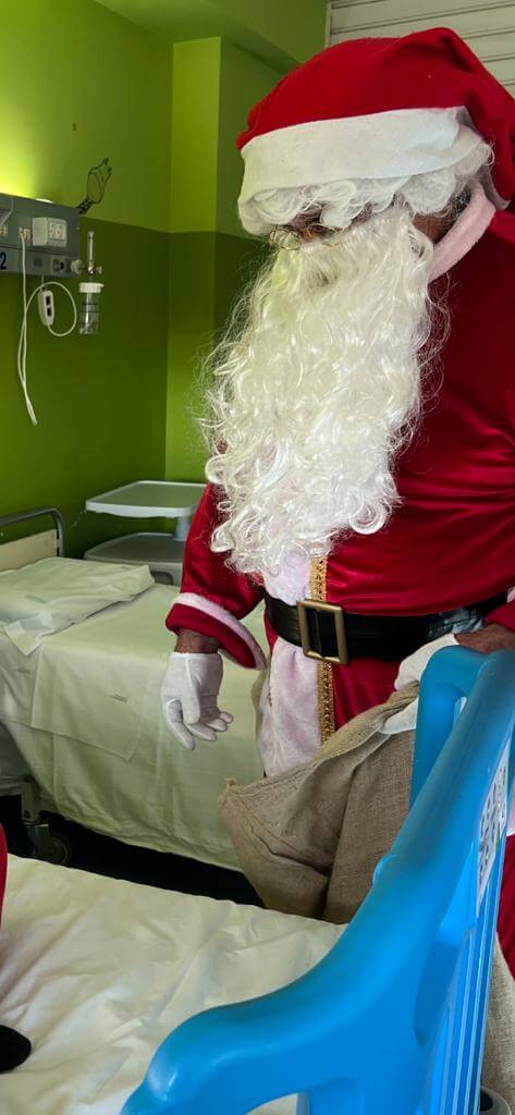 L’Albero dei Desideri e il suo Babbo Natale in corsia all’ospedale di Lamezia