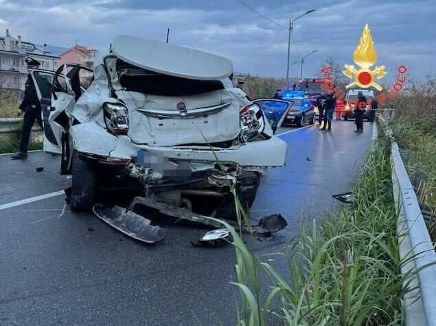 Badolato (CZ). Autobus contro auto, morto un 70enne