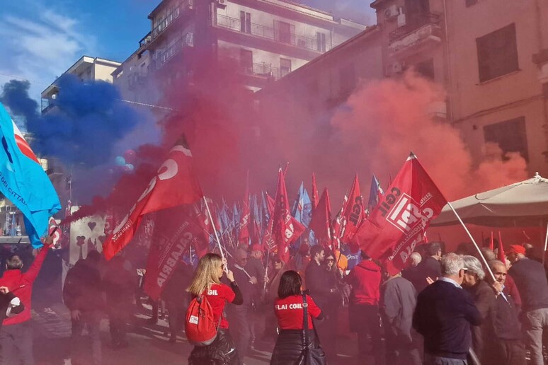 Cgil e Uil in piazza in Calabria contro la manovra