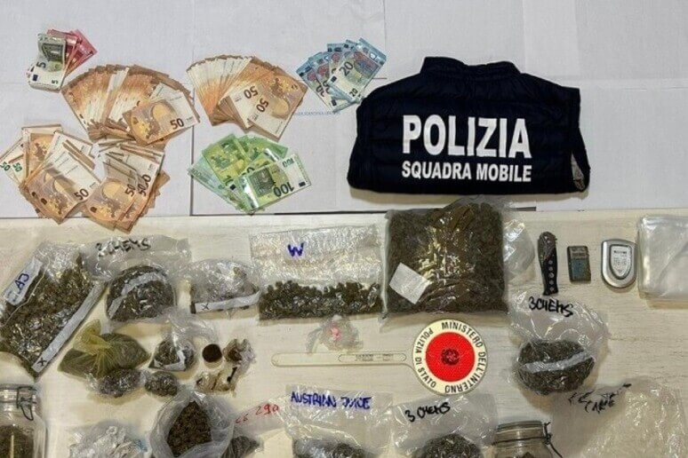 In casa aveva allestito un market della droga, arrestato