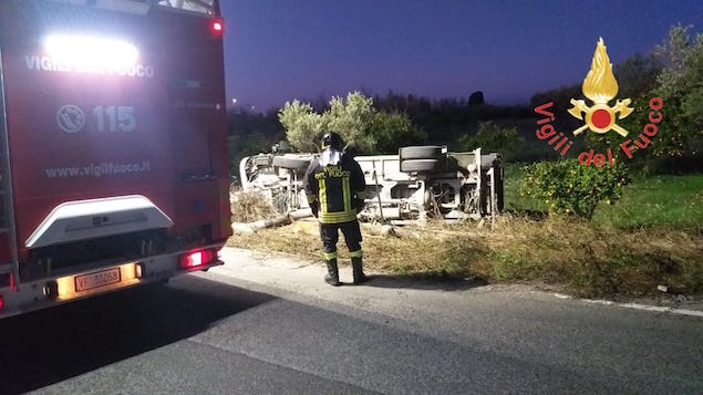 Si ribalta mezzo di trasporto di rifiuti a Sellia Marina: conducente ferito