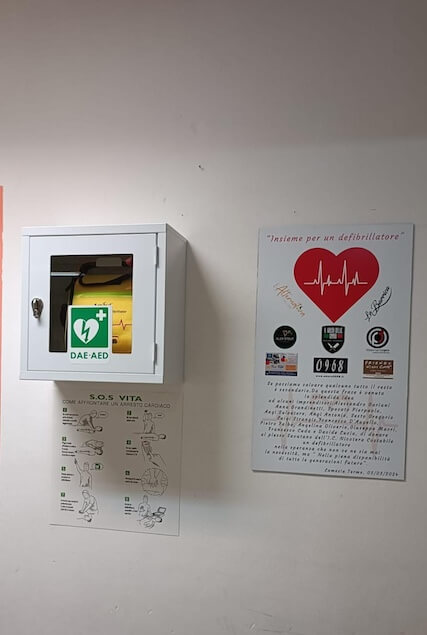 Lamezia. Esercenti donano defibrillatore al plesso “Savutano” dell’IC “Nicotera - Costabile” 