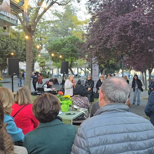 Lamezia. Musica, letture e amicizia nella prima festa di primavera a Piazza Mazzini