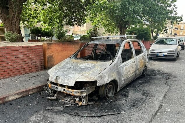 Amantea. In fiamme auto e furgone di un consigliere comunale