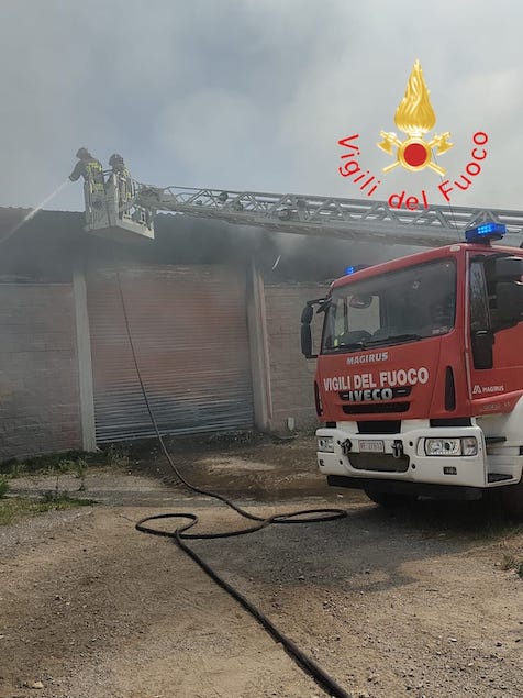 Incendio in un capannone a Petilia Policastro: vigili del fuoco al lavoro per domare le fiamme