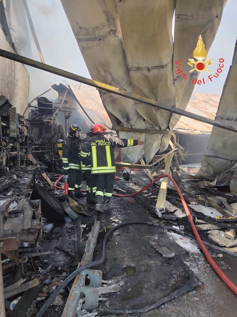 Incendio in un capannone a Petilia Policastro: vigili del fuoco al lavoro per domare le fiamme