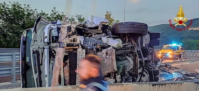 Incidente stradale sull'autostrada A2: autoarticolato ribaltato