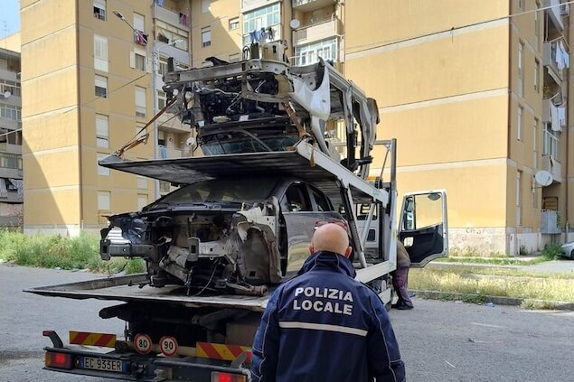 Rimosse 16 auto e una moto abbandonate a Catanzaro