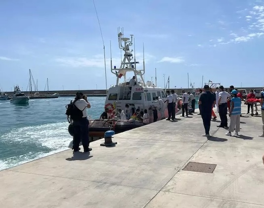 Barca migranti si capovolge al largo della Calabria, 50 dispersi