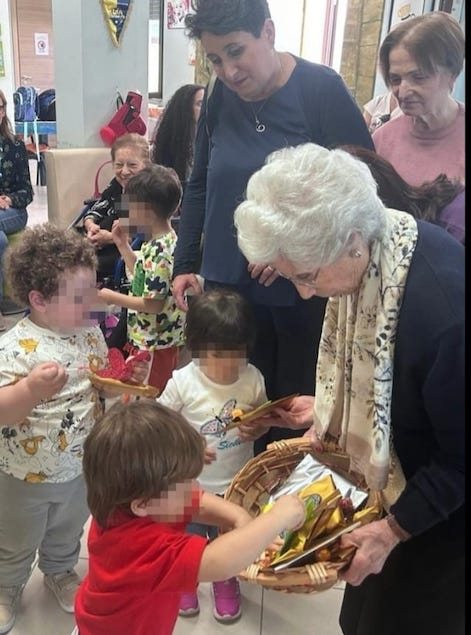CasaPaese: bambini del nido “Angolo Montessori” incontrano gli anziani affetti da demenza