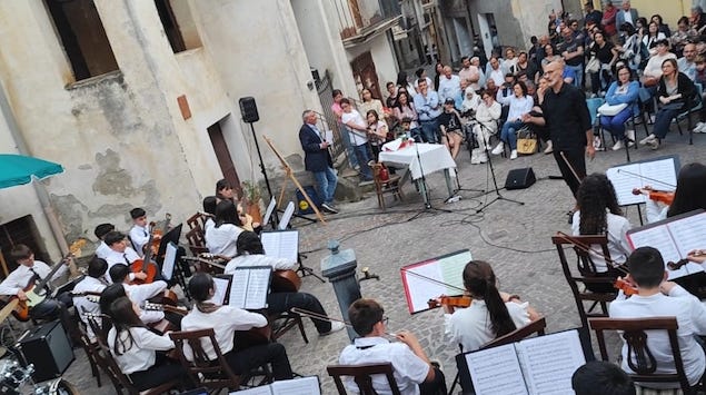 Centenario Franco Costabile. L’I.C. Nicotera - Costabile celebra La Festa di Primavera con i versi del poeta sambiasino