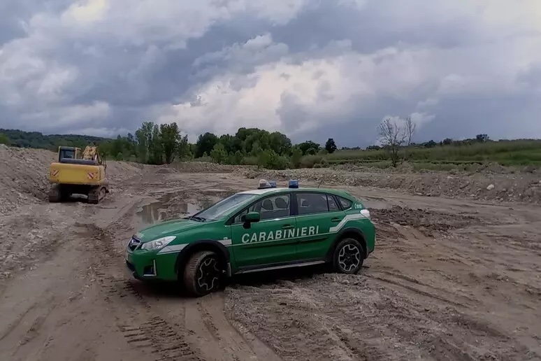 Deviano corso di un torrente con lavori abusivi, denunciati