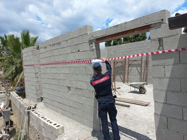 Lamezia. Sequestrata costruzione in cemento armato e muratura abusiva