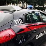 Evade dagli arresti domiciliari e spara a due persone, non gravi