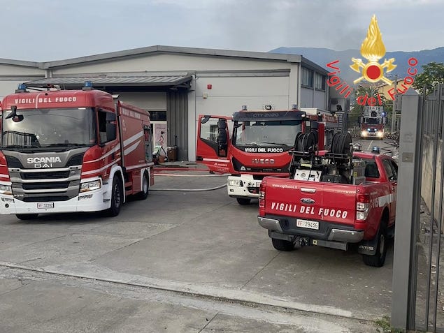 Incendio in un capannone a Settimo di Montalto Uffugo: una persona ferita