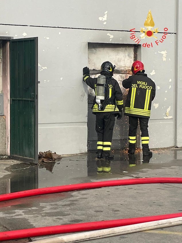 Incendio in un capannone a Settimo di Montalto Uffugo: una persona ferita