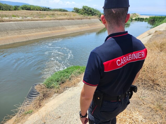 Intervento dei carabinieri contro l'inquinamento ambientale, sequestrato canalone a San Pietro Lametino