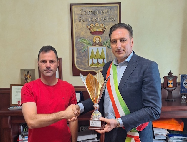 Il lametino Claudio Gullo premiato dal sindaco di Serrastretta